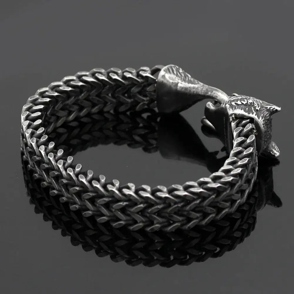 Men’s Wolf Head Bracelet – Stainless Steel Cuban Chain Vintage showcasing a detailed wolf head design.