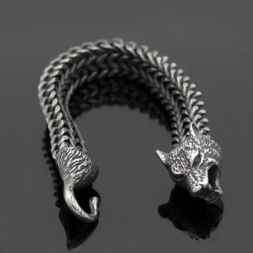 Men’s Wolf Head Bracelet made of stainless steel with a Cuban chain design, symbolizing power and strength.