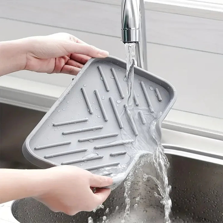 Sink Silicone Tray With Drain Soap Sponge Storage Holder Countertop Sink Scrubber Brush Soap Storage Rack Kitchen Organizer.Plateau en silicone évier avec porte-soupe de drainage porte-sorfière porte-éponge porte-éclaboussures en éclaboussures Brosse-soup